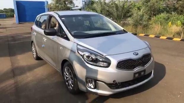 Kia Carens dilelang