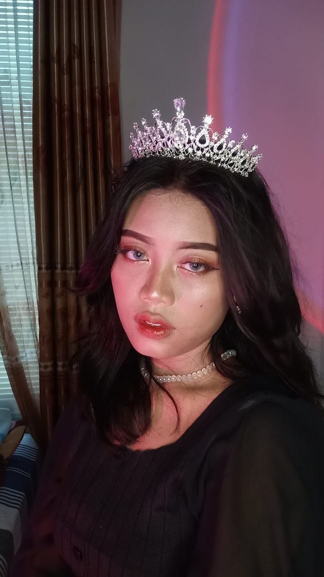 Remaja 17 tahun ini menuturkan cerita di balik video yang ia unggah di akun TikToknya. Piya mengatakan dia mendandani dirinya dengan makeup tema princess. Makeup yang aku buat di video itu temanya kayak princess-princess gitu kan dipadu pakai lagu Merry Go Round Orchestra dapet banget feelnya, terus iseng aja buat video yang tren di TikTok eh malah FYP, tuturnya. Foto: Dok. Tangkap layar akun TikTok @ashpyxia2.