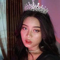 Remaja 17 tahun ini menuturkan cerita di balik video yang ia unggah di akun TikToknya. Piya mengatakan dia mendandani dirinya dengan makeup tema princess. Makeup yang aku buat di video itu temanya kayak princess-princess gitu kan dipadu pakai lagu Merry Go Round Orchestra dapet banget feelnya, terus iseng aja buat video yang tren di TikTok eh malah FYP, tuturnya. Foto: Dok. Tangkap layar akun TikTok @ashpyxia2.