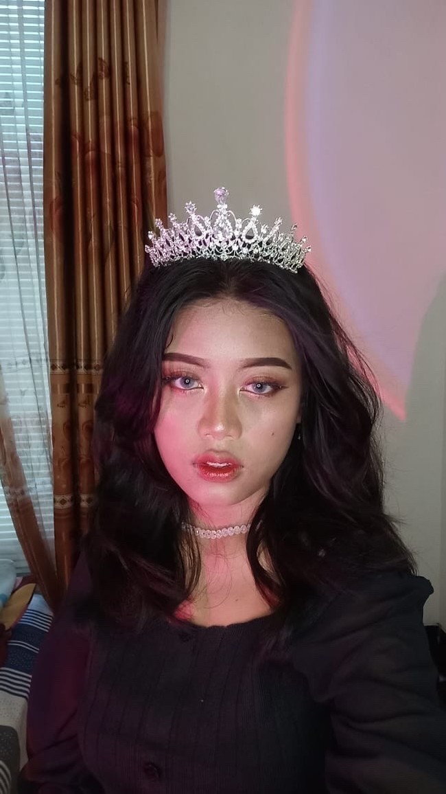 Piya bersyukur sebagian besar warganet memberikan komentar positif tentang video transformasi makeup dirinya. Sementara untuk netizen yang berkomentar merasa tertipu dengan makeup, begini tanggapannya. Ada beberapa orang yang katanya merasa tertipu sama makeup. Tapi kita para perempuan makeup buat terlihat cantik di mata kita sendiri merasa lebih pede aja gitu, tutupnya. Foto: Dok. Tangkap layar akun TikTok @ashpyxia2.