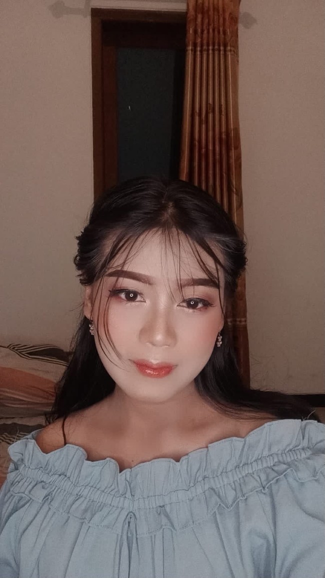 Piya yang berasal dari Bojonegoro, Jawa timur itu menghabiskan waktu 2/3 jam untuk makeup seperti dalam video yang viral. Biasanya dalam membuat video, yang membutuhkan waktu lama adalah memikirkan konsep atau tema yang akan dibuatnya. Aku buat video tranformasi itu gara-gara di FYP ku sering muncul konten itu dan aku tertarik buat nyoba, jelasnya lagi. Foto: Dok. Tangkap layar akun TikTok @ashpyxia2.
