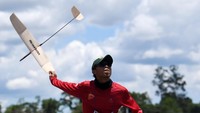 Atlet Aeromodelling Putra Banten Wisnu Dwi Atmojo melemparkan pesawat.