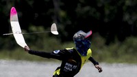 Atlet Aeromodelling putra Jateng Rizaldhy berusaha melemparkan pesawatnya saat bertanding pada kategori OHLG (terbang bebas lempar) Putra PON Papua di Lapangan SP 5, Kabupaten Mimika, Papua, Senin (4/10/2021).