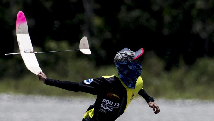 Atlet Aeromodelling Putra Papua Sefnat Marian menyiapkan pesawat saat bertanding pada kategori OHLG (terbang bebas lempar) PON Papua di Lapangan SP 5, Kabupaten Mimika, Papua, Senin (4/10/2021). ANTARA FOTO/Novrian Arbi/YU