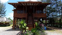 Berbagai fasilitas juga terlihat di tempat ini seperti spot-spot untuk foto, mushola, vila, kebun buah, hingga jalur offroad. Nantinya pengunjung pun disuguhkan dengan beberapa tanaman endemik yang ditanam. Selain itu, kawasannya yang asri tidak membuat kami berpikir kalau tempat ini adalah bekas lahan tambang.