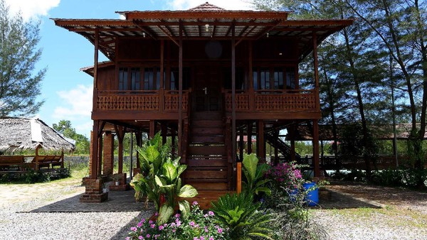 Berbagai fasilitas juga terlihat di tempat ini seperti spot-spot untuk foto, mushola, vila, kebun buah, hingga jalur offroad. Nantinya pengunjung pun disuguhkan dengan beberapa tanaman endemik yang ditanam. Selain itu, kawasannya yang asri tidak membuat kami berpikir kalau tempat ini adalah bekas lahan tambang. Berbagai fasilitas juga terlihat di tempat ini seperti spot-spot untuk foto, mushola, vila, kebun buah, hingga jalur offroad. Nantinya pengunjung pun disuguhkan dengan beberapa tanaman endemik yang ditanam. Selain itu, kawasannya yang asri tidak membuat kami berpikir kalau tempat ini adalah bekas lahan tambang.