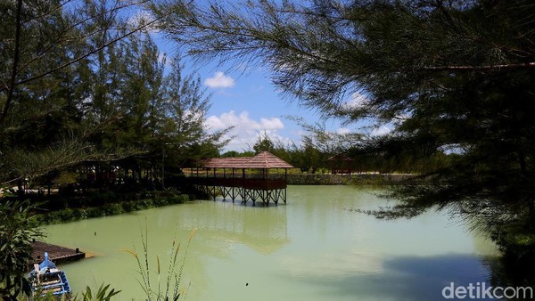 Untuk menuju ke lokasi ini, jaraknya juga terbilang tak terlalu jauh dari Bandara Depati Amir di Pangkal Pinang, yakni hanya memakan waktu sekitar 30 menit saja. Untuk menuju ke lokasi ini, jaraknya juga terbilang tak terlalu jauh dari Bandara Depati Amir di Pangkal Pinang, yakni hanya memakan waktu sekitar 30 menit saja.