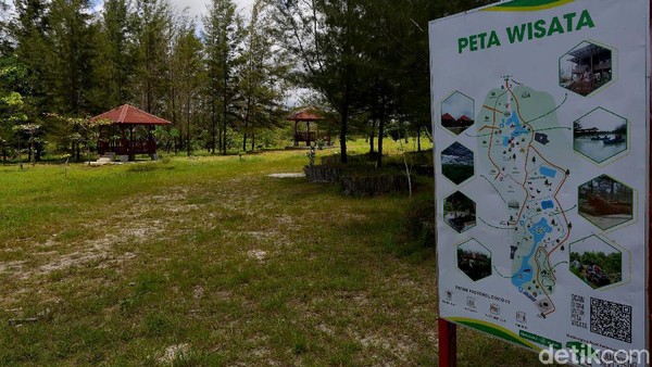 Ada juga kebun bunga, rumah kayu, dermaga untuk tempat berselfie ria dan spot-spot menarik lainnya. Ada juga beberapa hewan-hewan yang bisa dijumpai dengan konsep mini zoo bagi pengunjung. Ada juga kebun bunga, rumah kayu, dermaga untuk tempat berselfie ria dan spot-spot menarik lainnya. Ada juga beberapa hewan-hewan yang bisa dijumpai dengan konsep mini zoo bagi pengunjung.