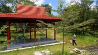Ada juga sebuah gazebo yang dibuat dengan nyaman di lokasi ini. Ya, tempat ini memang merupakan lahan bekas tambang timah yang selama ini dikelola oleh PT.Timah selaku pemilik IUP konsesi penambangan timah. 