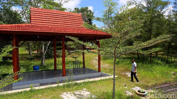 Ada juga sebuah gazebo yang dibuat dengan nyaman di lokasi ini. Ya, tempat ini memang merupakan lahan bekas tambang timah yang selama ini dikelola oleh PT.Timah selaku pemilik IUP konsesi penambangan timah. Ada juga sebuah gazebo yang dibuat dengan nyaman di lokasi ini. Ya, tempat ini memang merupakan lahan bekas tambang timah yang selama ini dikelola oleh PT.Timah selaku pemilik IUP konsesi penambangan timah.Â