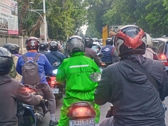 Macet jelang Flyover Tapal Kuda Lenteng Agung, Jaksel, 4 Oktober 2021. (Syarifudin/warga via PasangMata)