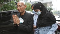 Marlina Octoria terlihat ditemani beberapa kerabatnya. Foto: Palevi/detikHOT