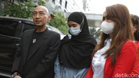 Mantan istri siri ayah Taqy Malik, Marlina Octoria mendatangi Polda Metro Jaya, Senin (4/10). Foto: Palevi/detikHOT