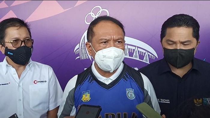 Menteri Pemuda dan Olahraga, Zainudin Amali (tengah), bersama Menteri BUMN Erick Thohir (kanan) dan  Presdir PT Freeport indonesia (kiri)