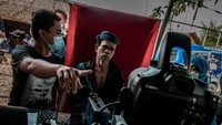 Seorang warga Suku Baduy tengah difoto untuk perekaman e-KTP.