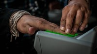 Satu persatu anggota Suku Baduy direkam sidik jarinya.