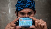 Seorang anggota Suku Baduy menunjukan e-KTP miliknya.