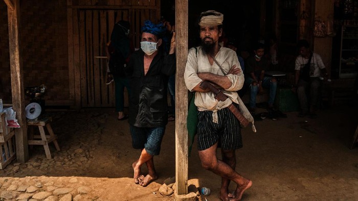 MEREKAM IDENTITAS WARGA SUKU BADUY Warga Suku Baduy menunjukkan KTP Elektronik miliknya saat hendak mengikuti vaksinasi COVID-19 di Ciboleger, Lebak, Banten, Senin (27/9/2021).