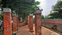 Pasalnya taman bermain itu tampak dihiasi coretan-coretan oknum tak bertanggung jawab serta tak terawat.