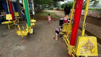 Selain itu, sejumlah alat permainan juga tampak menjadi sasaran aksi vandalisme. Beberapa bagiannya juga rusak karena tak terpelihara.