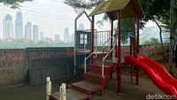 Penampakan taman bermain anak di kawasan Petamburan, Jakarta, yang tak terawat, Senin (4/10/2021).