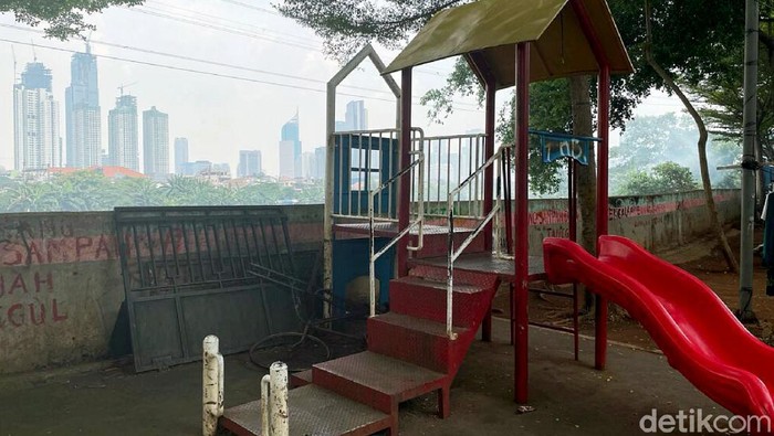 Kondisi taman bermain anak di kawasan Petamburan, Jakarta, tampak memprihatinkan. Alat permainan di taman tersebut tampak tak terawat.