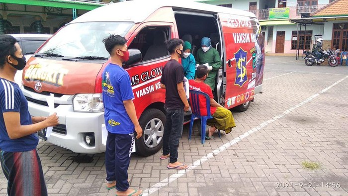mobil vaksin keliling Polrestabes Surabaya