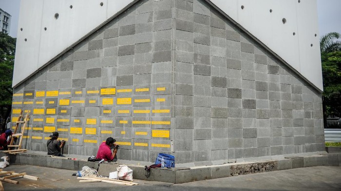 Pekerja memahat nama dari tenaga kesehatan yang gugur akibat COVID-19 di Monumen Gasibu, Bandung, Jawa Barat, Senin (4/10/2021). Guna menghormati perjuangan para tenaga kesehatan, pemerintah Provinsi Jawa Barat mengajukan ke pemerintah pusat agar menjadikan Monumen Gasibu sebagai Monumen Perjuangan Pahlawan COVID-19. ANTARA FOTO/Raisan Al Farisi/foc.