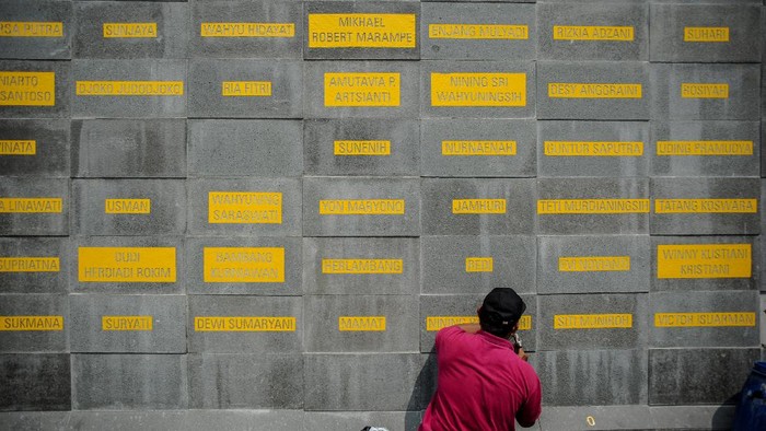 Pekerja memahat nama dari tenaga kesehatan yang gugur akibat COVID-19 di Monumen Gasibu, Bandung, Jawa Barat, Senin (4/10/2021). Guna menghormati perjuangan para tenaga kesehatan, pemerintah Provinsi Jawa Barat mengajukan ke pemerintah pusat agar menjadikan Monumen Gasibu sebagai Monumen Perjuangan Pahlawan COVID-19. ANTARA FOTO/Raisan Al Farisi/foc.