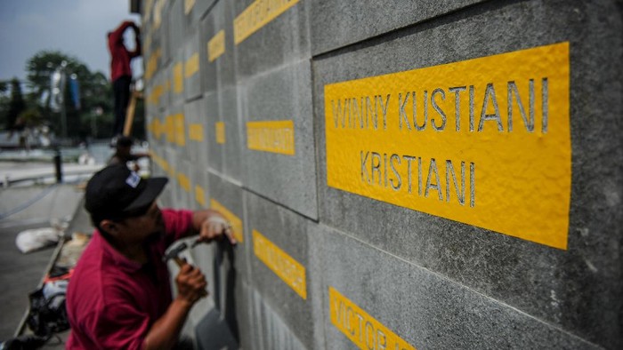 Pekerja memahat nama dari tenaga kesehatan yang gugur akibat COVID-19 di Monumen Gasibu, Bandung, Jawa Barat, Senin (4/10/2021). Guna menghormati perjuangan para tenaga kesehatan, pemerintah Provinsi Jawa Barat mengajukan ke pemerintah pusat agar menjadikan Monumen Gasibu sebagai Monumen Perjuangan Pahlawan COVID-19. ANTARA FOTO/Raisan Al Farisi/foc.