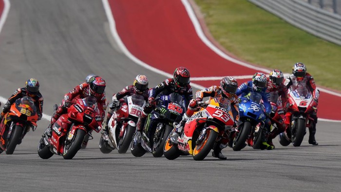 Spains Marc Marquez (93) jumps to the lead at the start of the MotoGP Grand Prix of the Americas motorcycle race at Circuit of the Americas, Sunday, Oct. 3, 2021, in Austin, Texas. Marquez won the race. (AP Photo/Eric Gay)