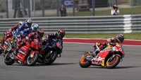 Setelah itu Marquez tak terkejar lagi oleh para pesaingnya. Pelan tapi pasti dia terus menjauhkan jarak. (AP/Eric Gay)