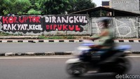Warga melintas di depan mural bertuliskan Koruptor Dirangkul Rakyat Kecil Dipukul di Jalan Taman Bintaro Barat, Jakarta, Senin (4/9/2021).