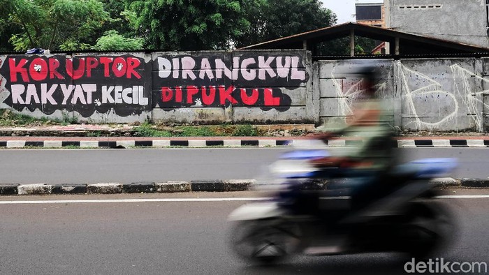 Mural 'Koruptor Dirangkul Rakyat Kecil Dipukul' Mejeng di Jakarta Mural berisi kritikan muncul di Jalan Taman Bintaro Barat, Jakarta. Mural tersebut bertuliskan