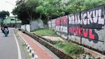 Mural Koruptor Dirangkul Rakyat Kecil Dipukul Mejeng di Jakarta