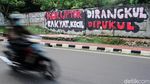 Mural Koruptor Dirangkul Rakyat Kecil Dipukul Mejeng di Jakarta