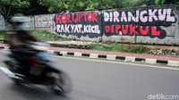 Mural ini cukup menyedot perhatian pengendara yang melintas. Dan seperti mural kritik sosial, grafiti ini tidak dilengkapi identitas si pembuat.