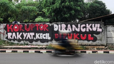 Mural Koruptor Dirangkul Rakyat Kecil Dipukul Mejeng di Jakarta