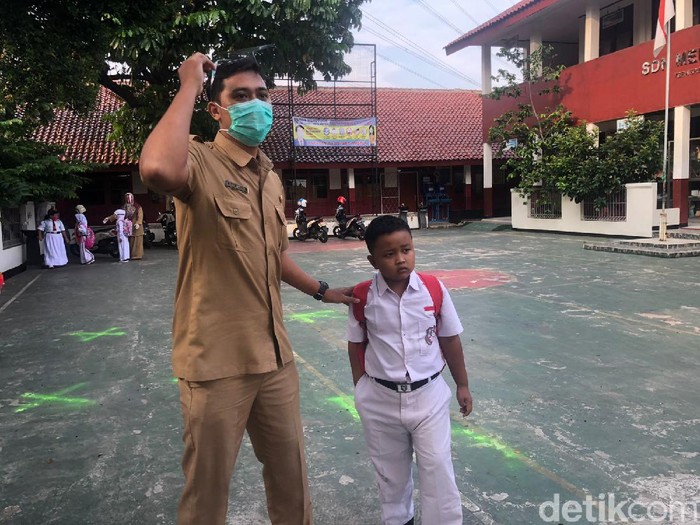 Murid Datang Tak Pakai Masker di SDN Meruyung, Depok, Senin (04/10/2021)