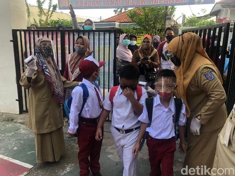 Murid Datang Tak Pakai Masker di SDN Meruyung, Depok, Senin (04/10/2021)