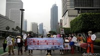 Aksi tersebut dilakukan untuk menyerahkan petisi penolakan pendanaan Jepang untuk pembangunan pembangkit listrik batubara PLTU Indramayu 2 yang ditandatangani oleh 10.002 orang dari 114 negara.
