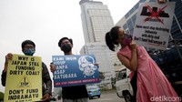 Sejumlah poster tampak dibawa para demonstran saat gelar aksi unjuk rasa di depan Kedutaan Besar Jepang.