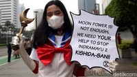 Seorang demonstran tampak mengenakan kostum Sailor Moon saat ikut serta dalam aksi unjuk rasa di depan Kedubes Jepang.