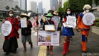 Dalam aksi tersebut mereka mendesak Jepang untuk menghentikan pembiayaan pembangunan PLTU Indramayu 2.