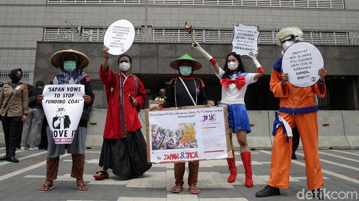 Sejumlah aktivis lingkungan menggelar aksi unjuk rasa di depan Kedutaan Besar Jepang. Dalam aksinya mereka minta Jepang menghentikan pendanaan PLTU Indramayu 2.