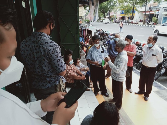 Nasabah datangi Koperasi Simpan Pinjam Sejahtera Bersama Klaten karena tak bisa menarik dana, Senin (4/10/2021).
