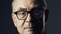 Ini Patrick Modiano yang menerima Nobel Sastra 2014. Penulis asal Prancis itu dikenal karena karya tulisan yang membangkitkan seni memori tentang nasib dan kehidupan manusia. Foto: © Nobel Media AB. Photo: A. Mahmoud