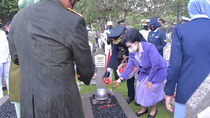 Panglima TNI Marsekal Hadi Tjahjanto bersama istri, Nanny Hadi Tjahjanto ziarah dan tabur bunga di makam Presiden RI ke-3 BJ Habibie, TMP Kalibata, Jakarta Selatan dalam Rangka Peringatan HUT TNI ke-76