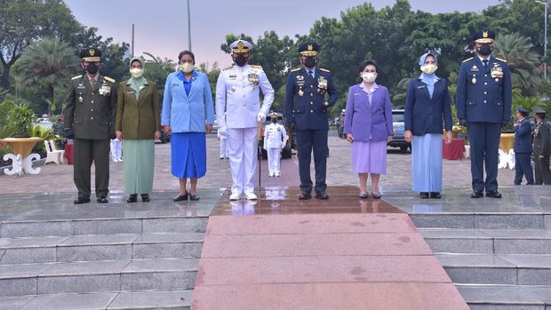 Panglima TNI Marsekal Hadi Tjahjanto bersama istri, Nanny Hadi Tjahjanto ziarah dan tabur bunga di makam Presiden RI ke-3 BJ Habibie, TMP Kalibata, Jakarta Selatan dalam Rangka Peringatan HUT TNI ke-76