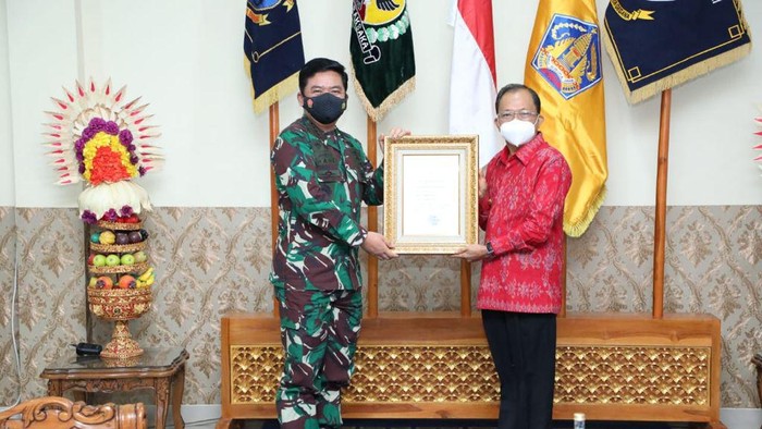 Panglima TNI Marsekal Hadi Tjahjanto memberi piagam penghargaan